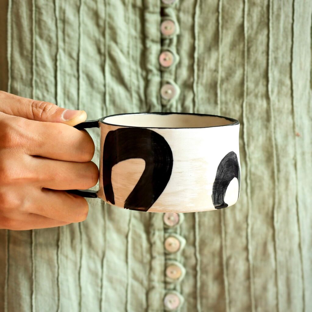 tazza bianca e nera in ceramica