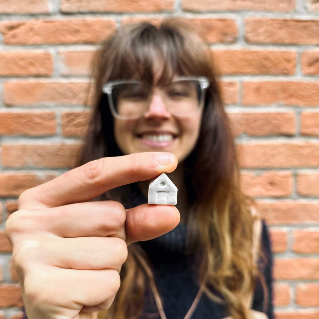 Ciondolo a casetta in ceramica